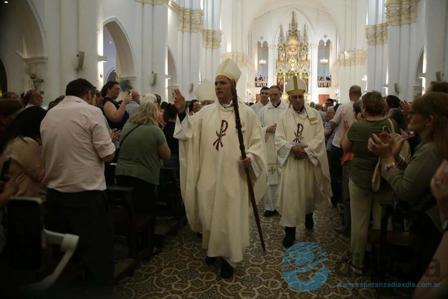El nuevo obispo bendice a los fieles en Santa Fe El nuevo obispo bendice a los fieles en Santa Fe