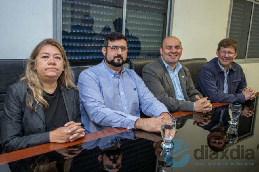 Las autoridades municipales y el gerente de SAPEM