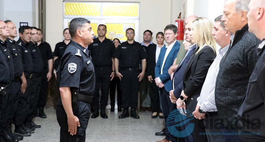 La asunción de las autoridades policiales - Foto URXI Las Colonias
