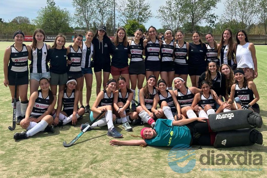 El equipo Sub16 de Alma Juniors en hockey