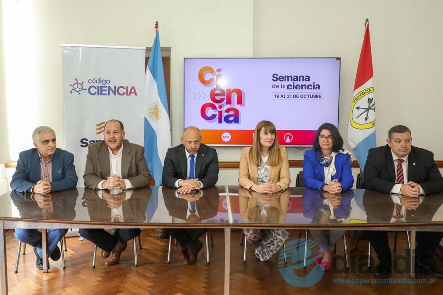 Autoridades durante el anuncio Autoridades durante el anuncio