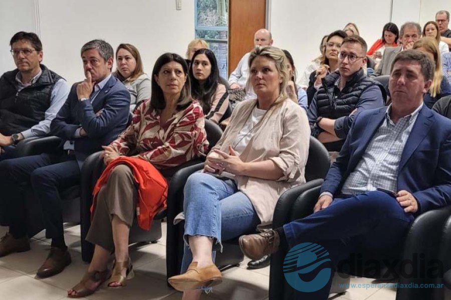 Las autoridades en la presentación del informe Las autoridades en la presentación del informe