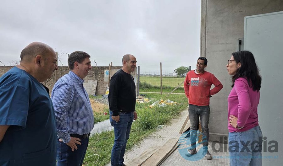 El senador Pirola observando el avance de las obras del SAMCo Pilar - Prensa Senado