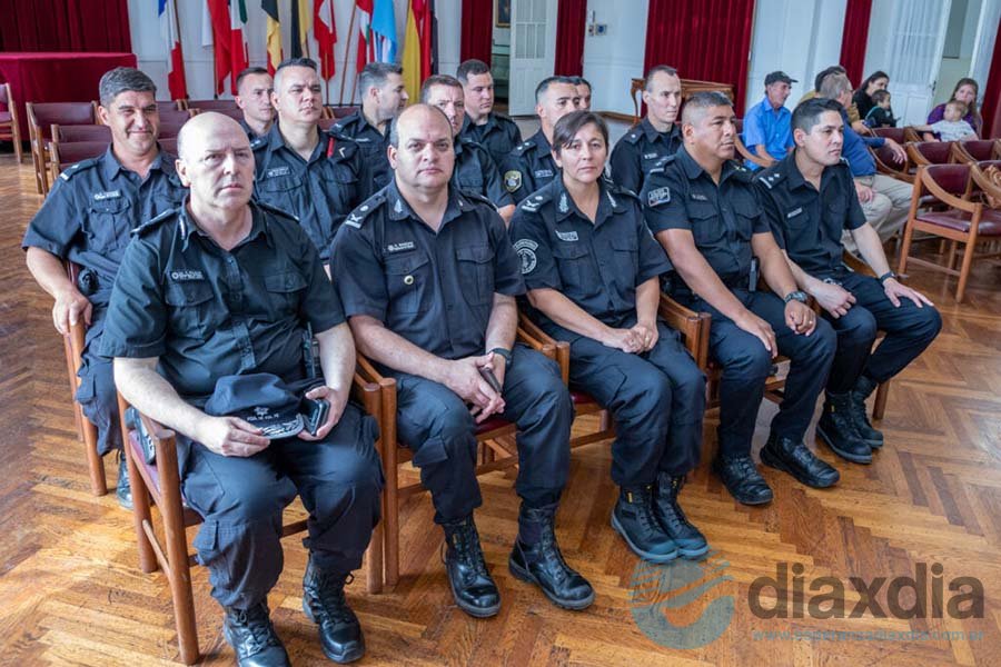 Policías y autoridades que participaron del acto - Prensa Municipalidad