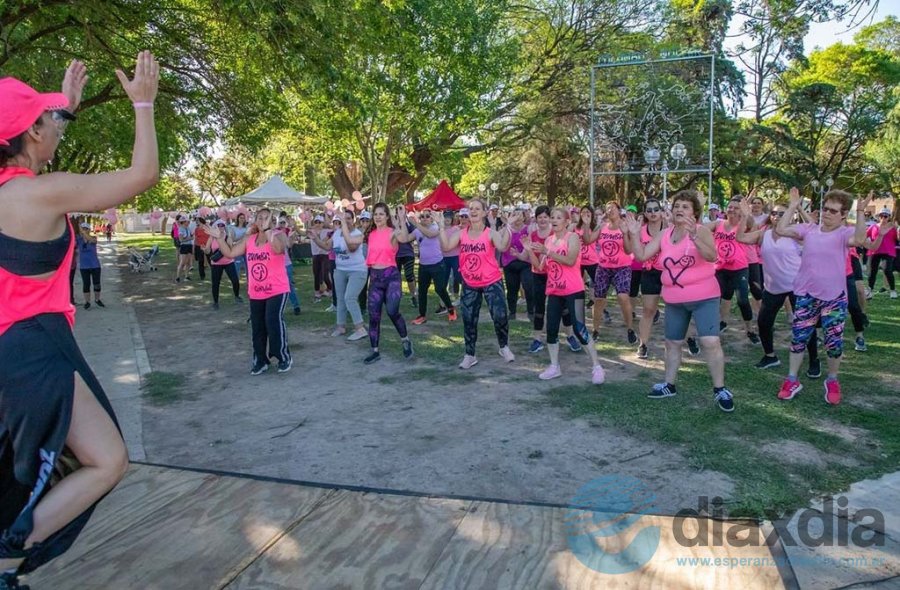 La clase de zumba en la Plaza Malvinas - Foto @alcec.esperanza.sf