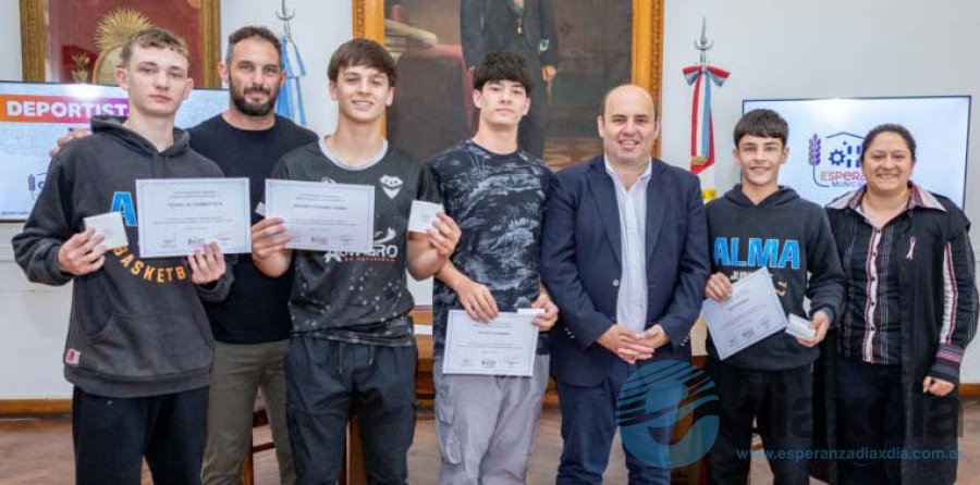 Jugadores U15 de Alma Juniors durante el acto - Foto Prensa Municipalidad Esperanza