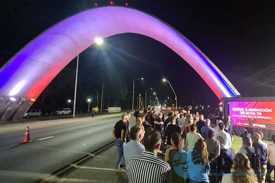 Acto de iluminación junto al Arco en Ruta 70