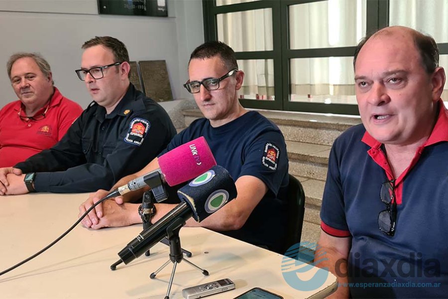 Bomberos y directivos durante los anuncios