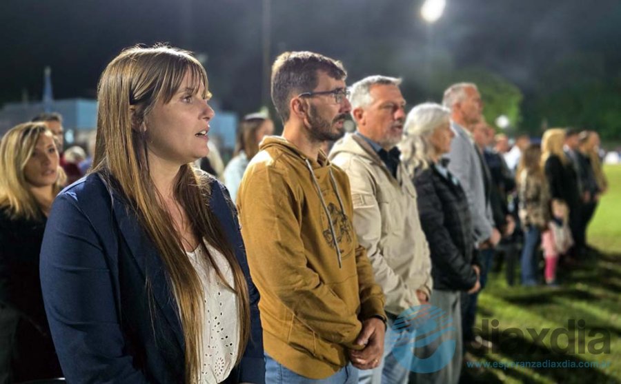 Alejandra Van Strate del equipo de Rubén Pirola en el Argentinito de San Carlos junto a autoridades de Liga Esperancina - Prensa Senado