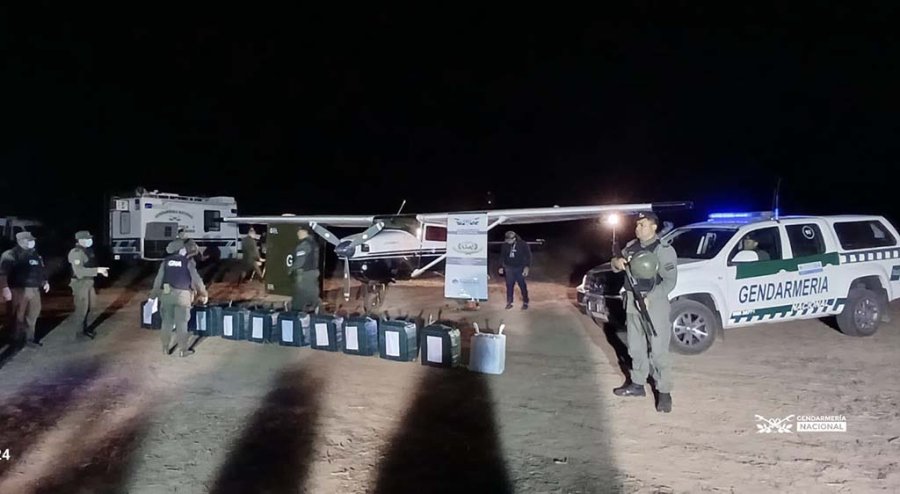 Gendarmería realizó el operativo alrededor de la avioneta secuestrada - Foto Gendarmería Nacional
