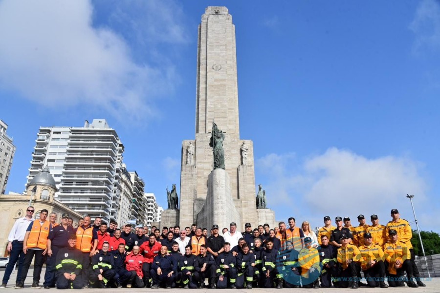 Los brigadistas saliendo desde Rosario - Foto Gobernación