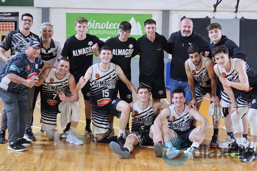 El festejo de los jugadores de Almagro en soledad El festejo de los jugadores de Almagro en soledad