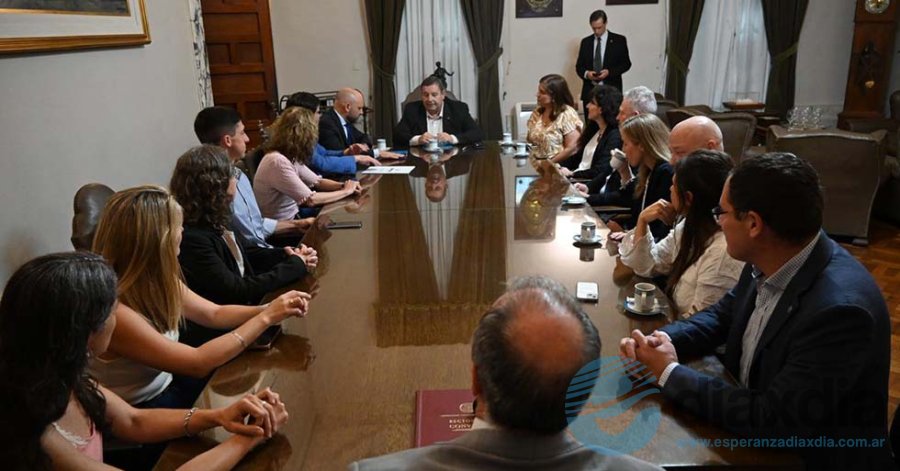 Las autoridades en la firma del convenio - Prensa UNL