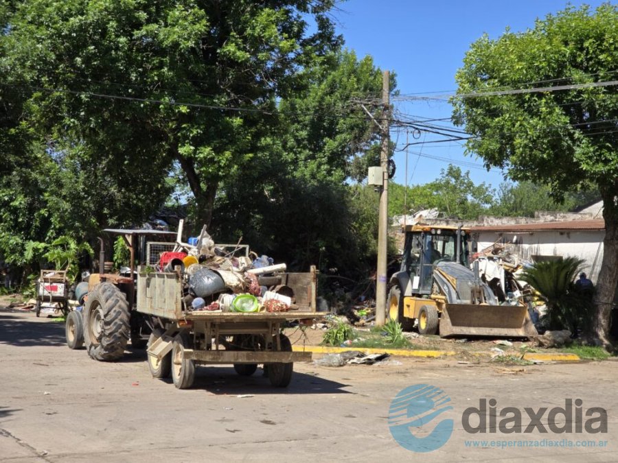 El operativo de limpieza tiene un importante costo en operarios y máquinas y demandará varias jornadas - Prensa Municipalidad