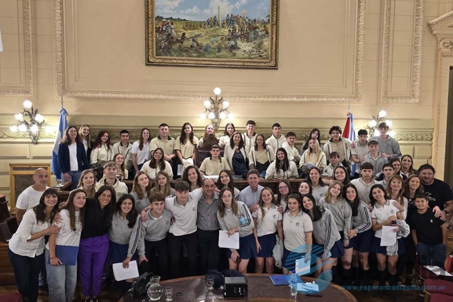 Pirola y los jóvenes participantes del proyecto Pirola y los jóvenes participantes del proyecto