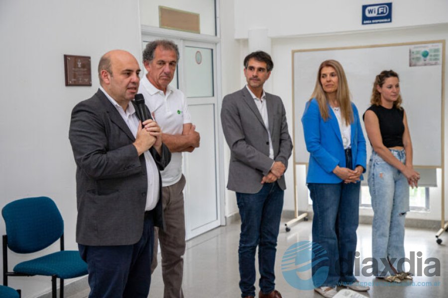 Los funcionarios presentes en la apertura Los funcionarios presentes en la apertura