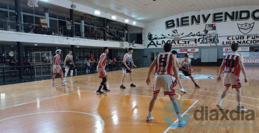 Almagro jugando la definición del torneo sin público por una 