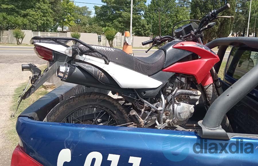 La moto secuestrada en la cual se movilizaban los ladrones