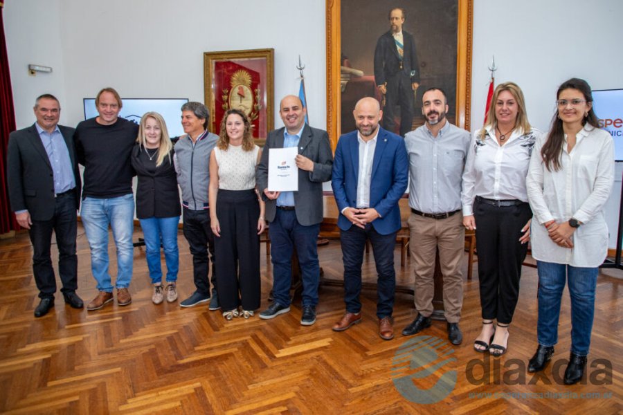 Funcionarios provinciales y municipales en la firma del convenio - Prensa Municipalidad de Esperanza