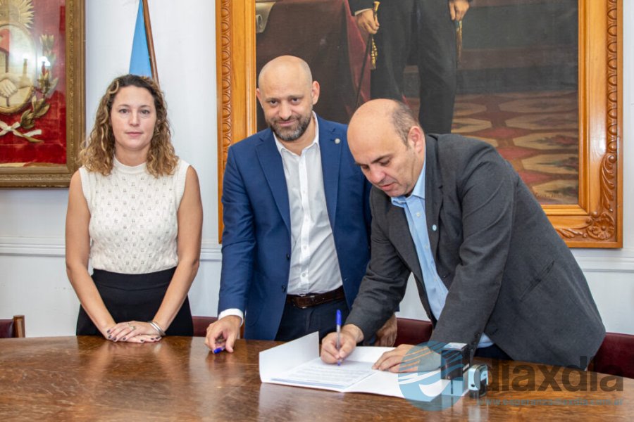 Senn, Puccini y Müller en la firma del convenio