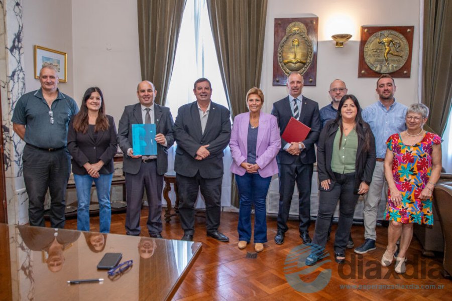 Las autoridades municipales y universitarias tras la firma del convenio - Prensa Municipalidad de Esperanza
