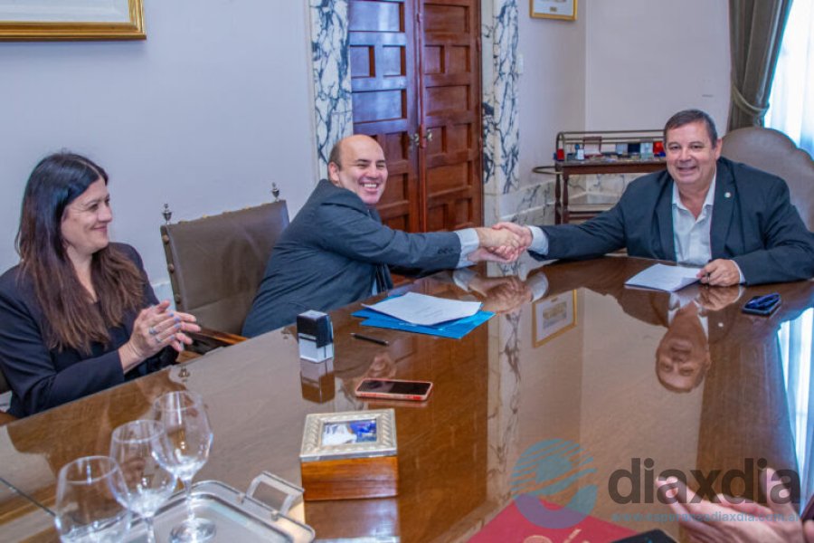 Mammarella y Müller tras firmar el contrato Mammarella y Müller tras firmar el contrato