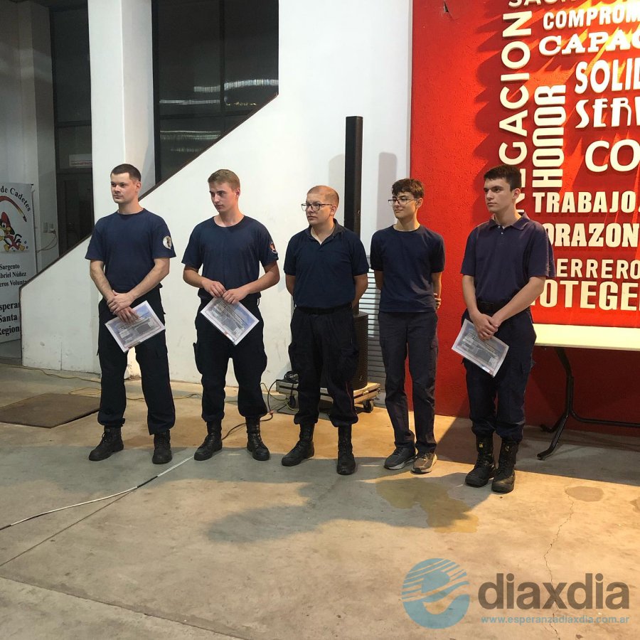 Benjamin Esterman, David Pierotti, Dylan Bonfanti, Francisco Grosso y Lucas Mungussi comienzan el año próximo su curso para ser Bomberos Voluntarios de Esperanza - Foto RRSS Bomberos