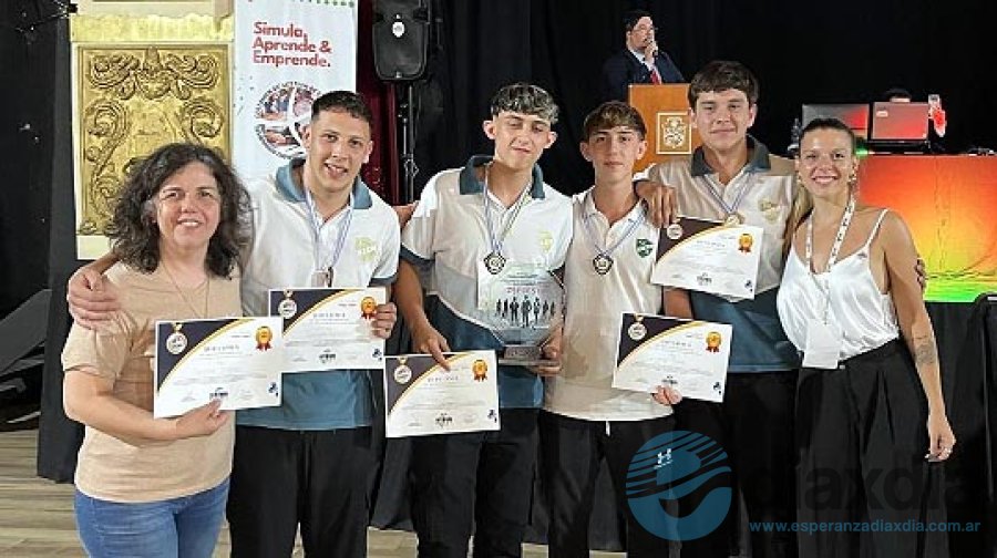 La docente Susana Quaino y los alumnos del Colegio San José al momento de la entrega de los certificados por el segundo puesto