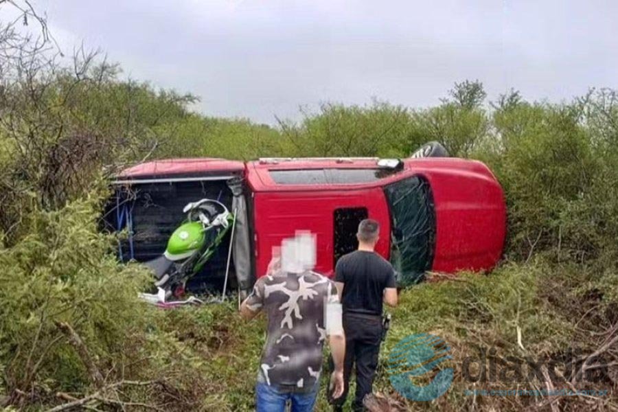 La camioneta volcada a la vera de la ruta 4