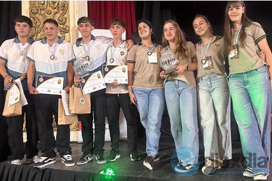 Los dos equipos de Esperanza en el podio