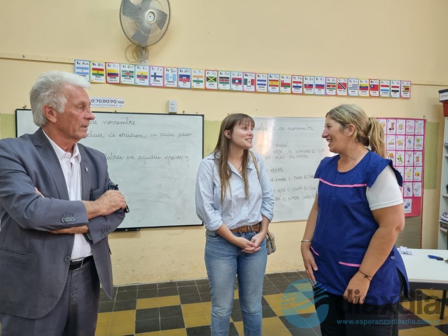 Van Strate de recorrida en Santa Clara de Buena Vista - Foto Senado