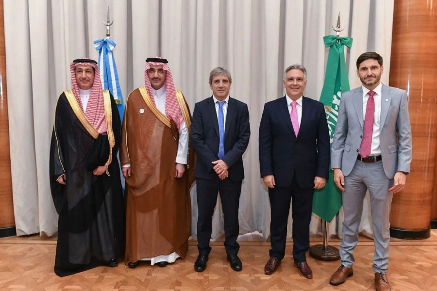 Maximiliano Pullaro, Martín Llaryora y Luis Caputo firmaron el acuerdo con los representantes del Fondo Saudí.