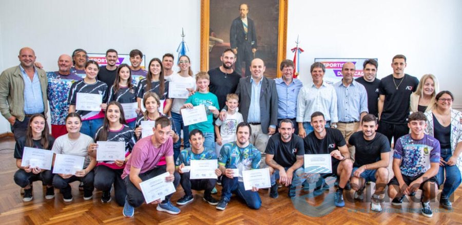 Todos los participantes del acto de reconocimientos / Prensa Municipalidad de Esperanza