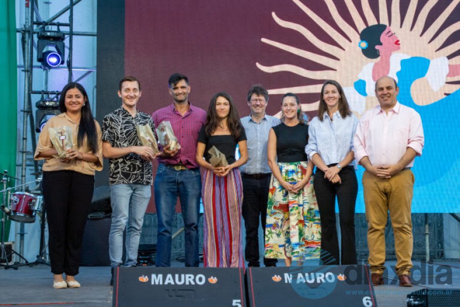 Autoridades locales con los integrantes del jurado del concurso - Prensa Municipalidad de Esperanza