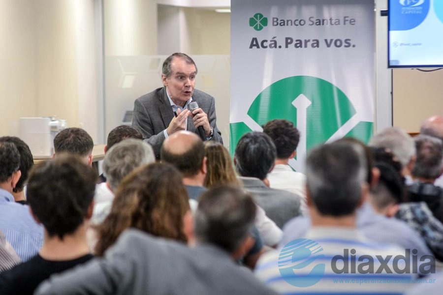 Carlos Pérez en diálogo con empresarios