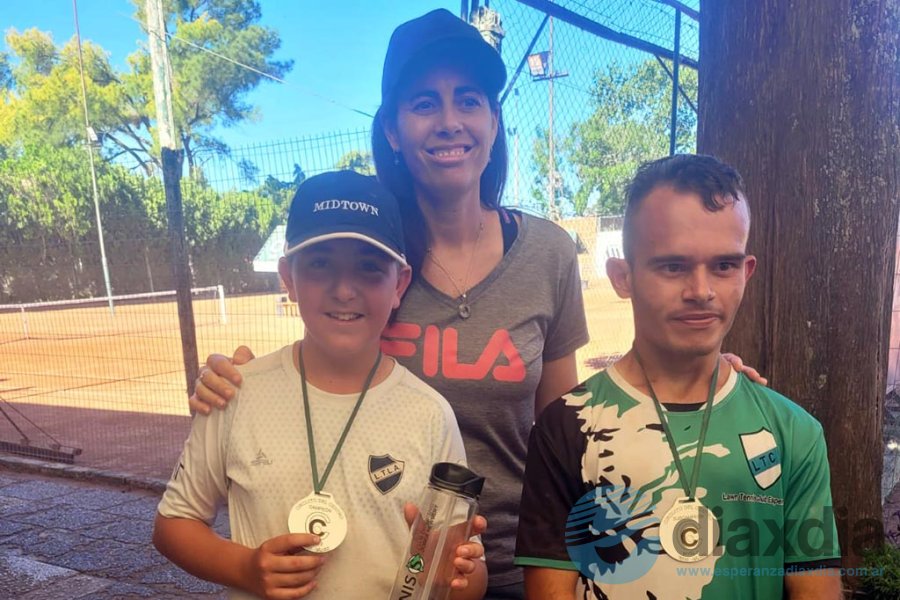 Engler y Bustamante junto a la profe en Gálvez Engler y Bustamante junto a la profe en Gálvez