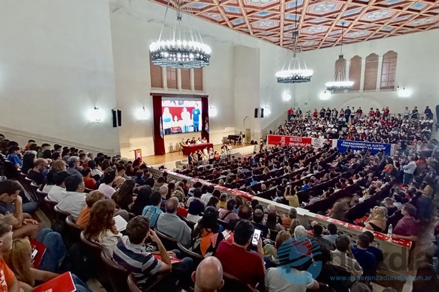 El paraninfo fue colmado de asistentes El paraninfo fue colmado de asistentes