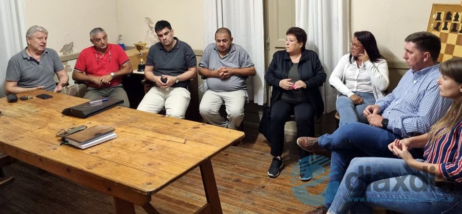 Representantes de las vecinales de todos los barrios con el senador provincial, anoche en Esperanza