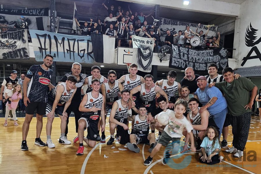 El festejo tras el triunfo en Esperanza.