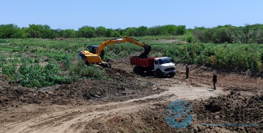 Los trabajos de movimiento de suelos que se realizan en la planta de cloacas de Aguas Santafesinas - Prensa ASSA
