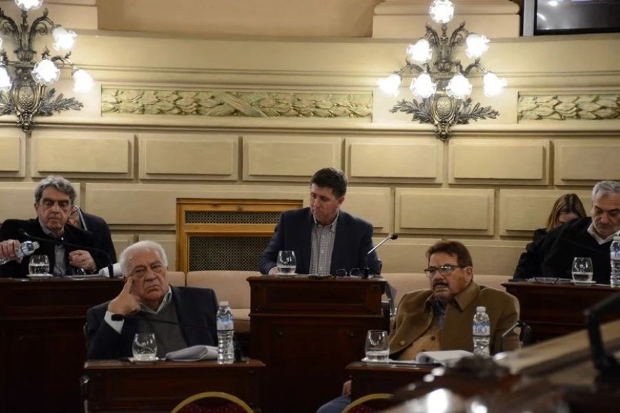 El Bloque Justicialista del Senado de Santa Fe. En el centro, su presidente Rubén Pirola (Las Colonias), flanqueado por Armando Traferri (San Lorenzo) y Alcides Calvo (Castellanos). Abajo, Osvaldo Hugo Sosa (Vera) y Eduardo Rosconi (Caseros). Gentileza Cámara de Senadores