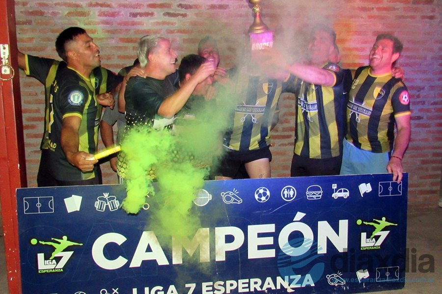 Los festejos de campeones en la Liga 7 Los festejos de campeones en la Liga 7