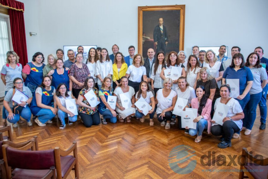 Las autoridades y los beneficiados por aportes Las autoridades y los beneficiados por aportes