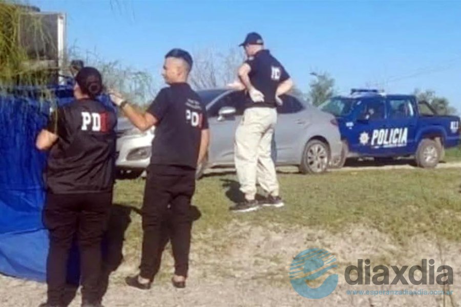 La policía en el lugar del hallazgo La policía en el lugar del hallazgo