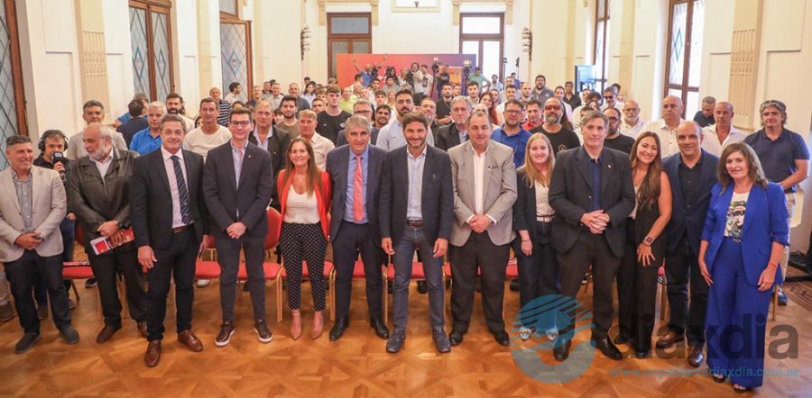 Las autoridades presentes durante el acto - Prensa Gobernacion