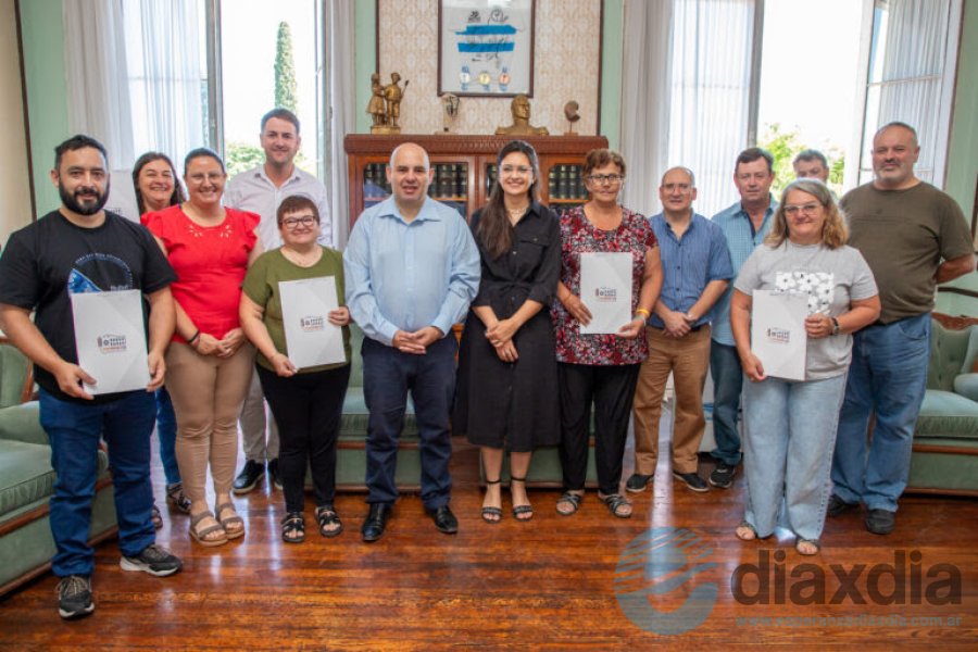 El intendente en una nueva entrega de créditos El intendente en una nueva entrega de créditos