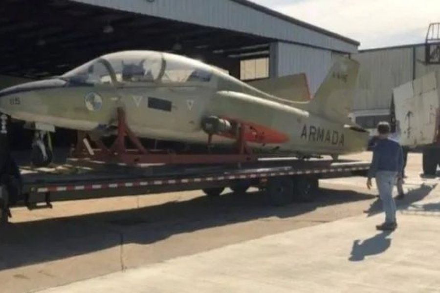 Avión Aermacchi de Owen Crippa que vuelve al país.