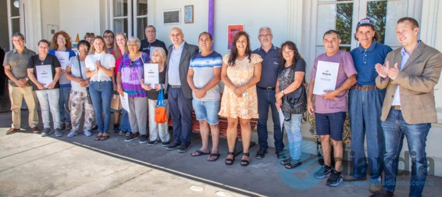 Los beneficiarios del programa provincial junto a los funcionarios - Prensa Municipalidad de Esperanza