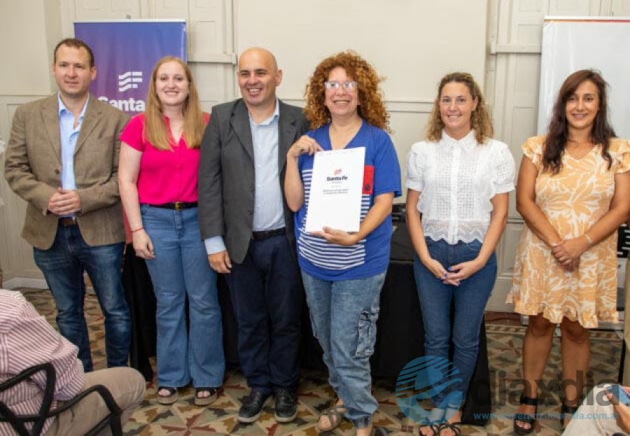 Una de las beneficiarias recibe su escritura gratuitamente - Prensa Municipalidad de Esperanza