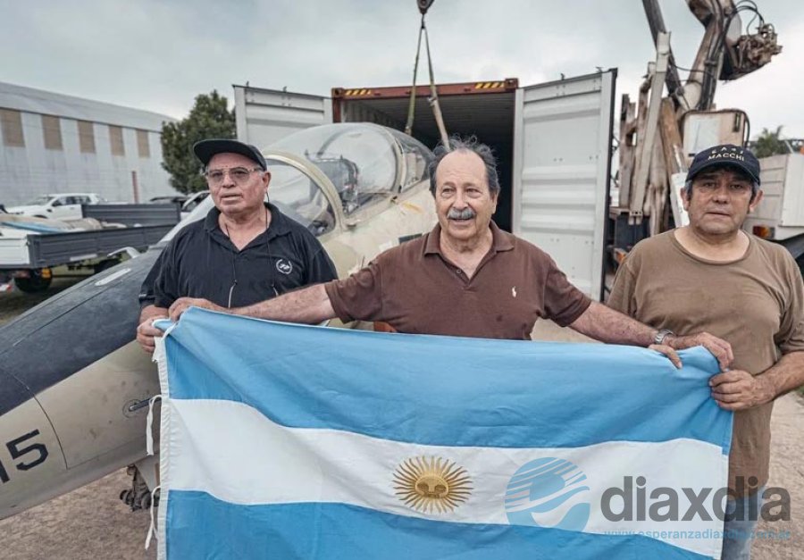 Owen Crippa y su mecánico junto al avión - El Litoral